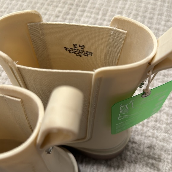 Brand New Sam Edelman White Rainboots Size 6 (fits size 7-7.5) - Picture 2 of 2